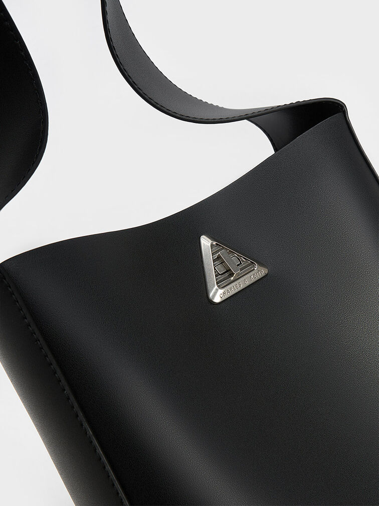 Grand sac hobo à détail métallique triangulaire, Noir, hi-res