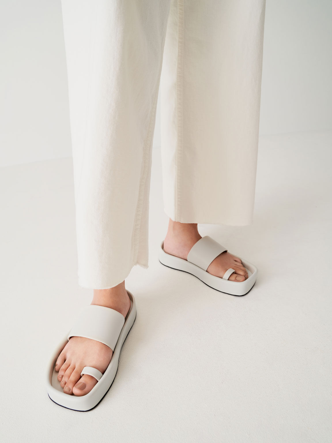 Lilou Toe-Ring Flat Sandals, White, hi-res