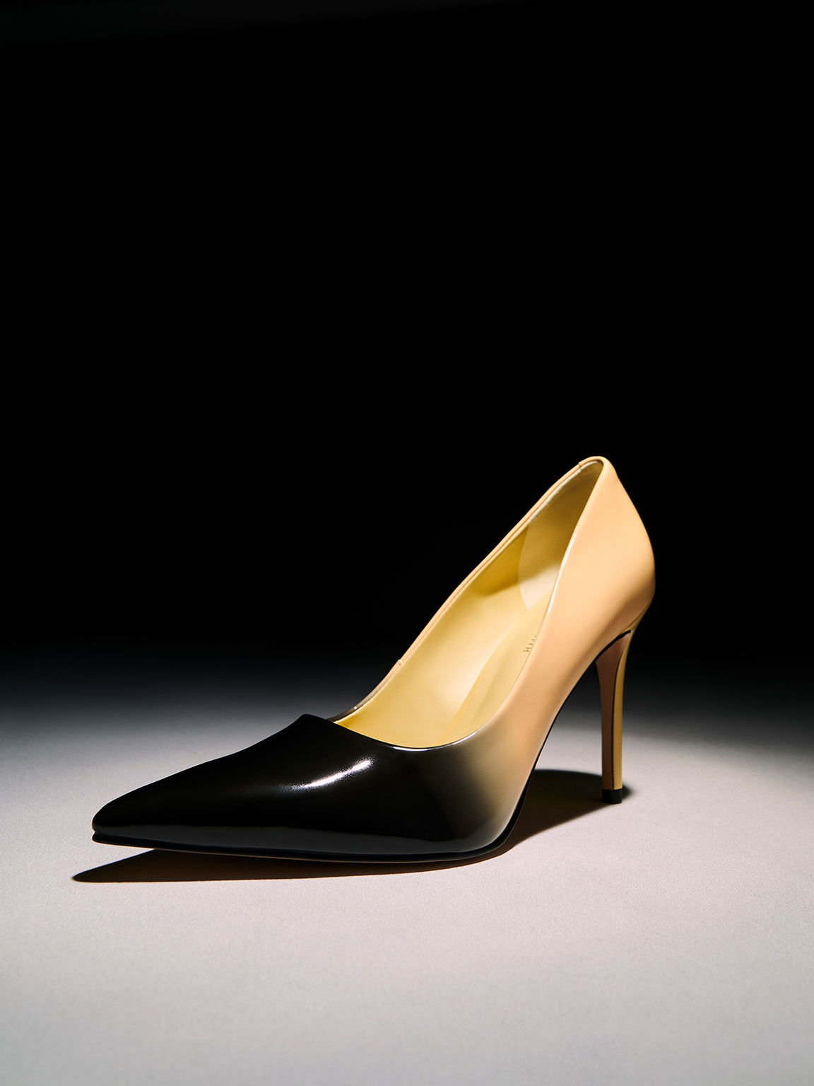 Betsy Trotwood El otro día Pelágico Zapatos de Tacón de Aguja Color Gris en Dos Tonos - CHARLES & KEITH EU