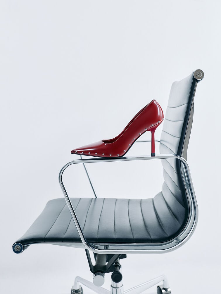 D&eacute;collet&eacute; a punta Coralie con borchie, Rosso, hi-res