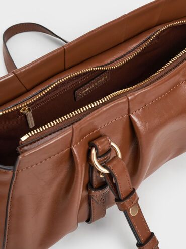 Britton geraffte längliche Schultertasche, Schokoladenbraun, hi-res