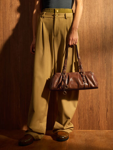 Britton geraffte längliche Schultertasche, Schokoladenbraun, hi-res