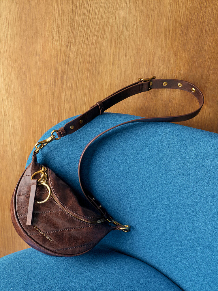 Borsa a tracolla a mezzaluna Philomena, Distressed Coffee, hi-res