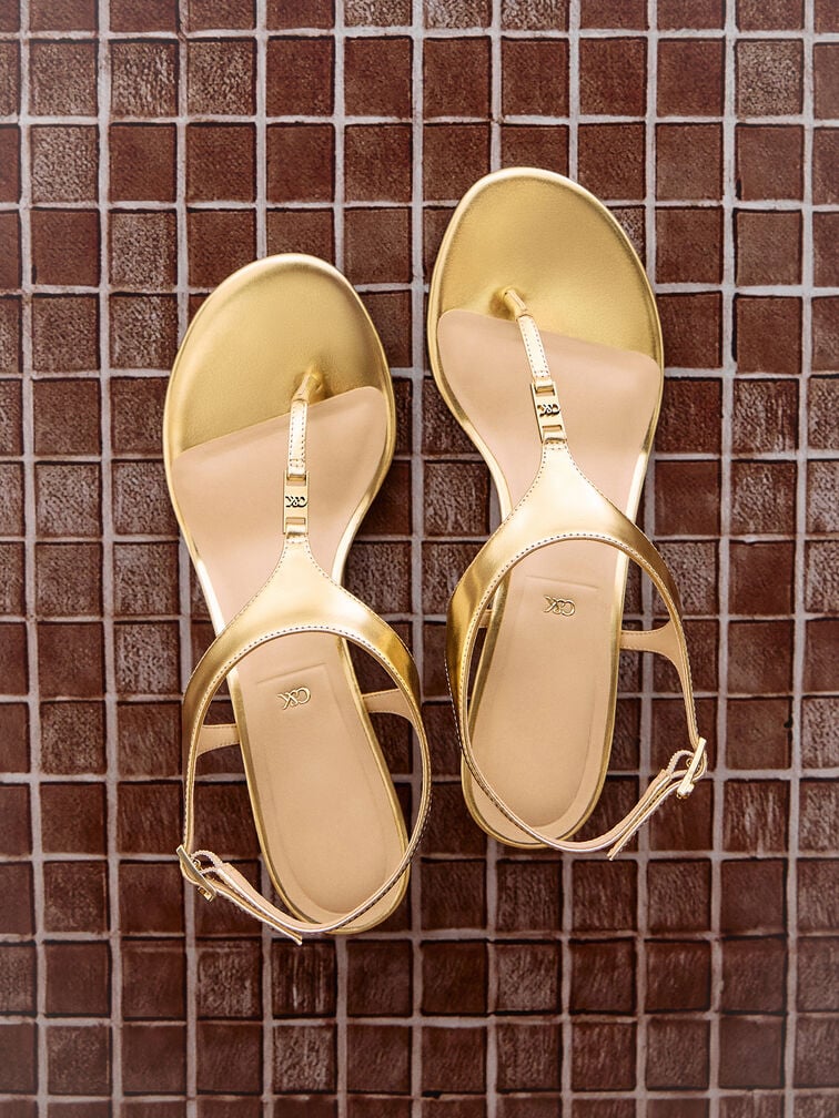 Sandali kitten heel infradito in pelle metallizzata, Oro, hi-res