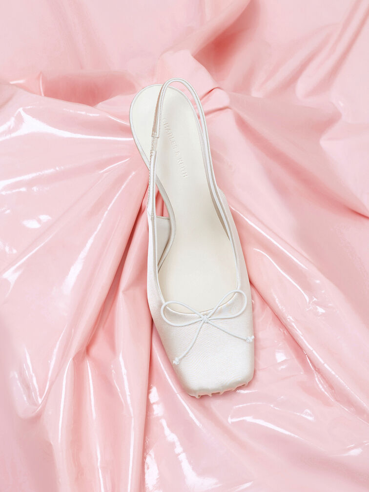 Escarpins slingback fronc&eacute;s en satin &agrave; talon aiguille, Blanc craie, hi-res