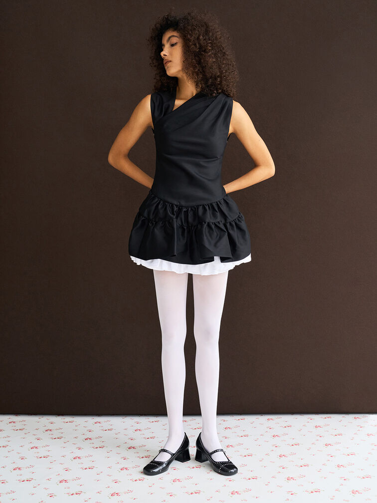 Klassische Mary Jane Pumps passen perfekt zu einem Bubble-Minikleid 