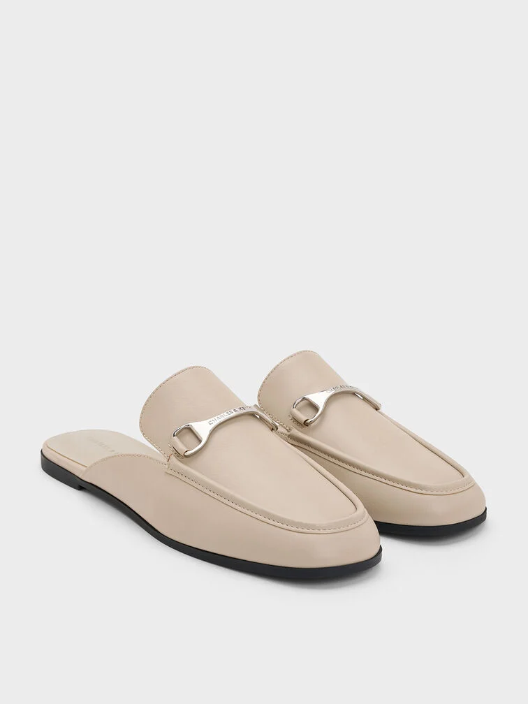 Les mules sont généralement conçues avec un bout fermé et un arrière ouvert.