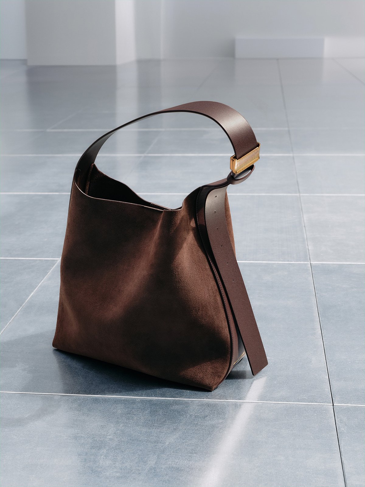 Bolso de hombro alargado fruncido Britton en ante reciclado - Mocha Brown - CHARLES & KEITH