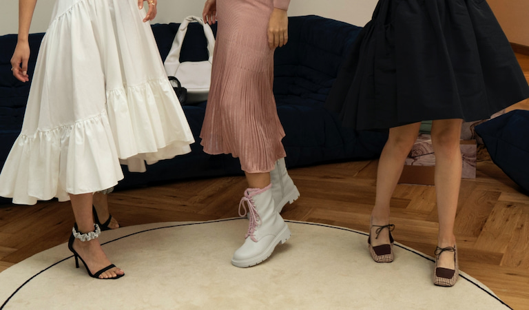 Sandales à talon aiguille avec lanière à volants incrustée de pierres fines, bottines à lacets bordées de fausse fourrure et escarpins à talon carré avec nœud imprimé pied-de-poule pour femme - CHARLES & KEITH