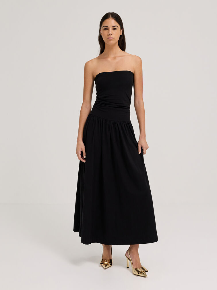 Spitze Slingback-Pumps zu einem Abendkleid gestylt, ideal für formelle Events