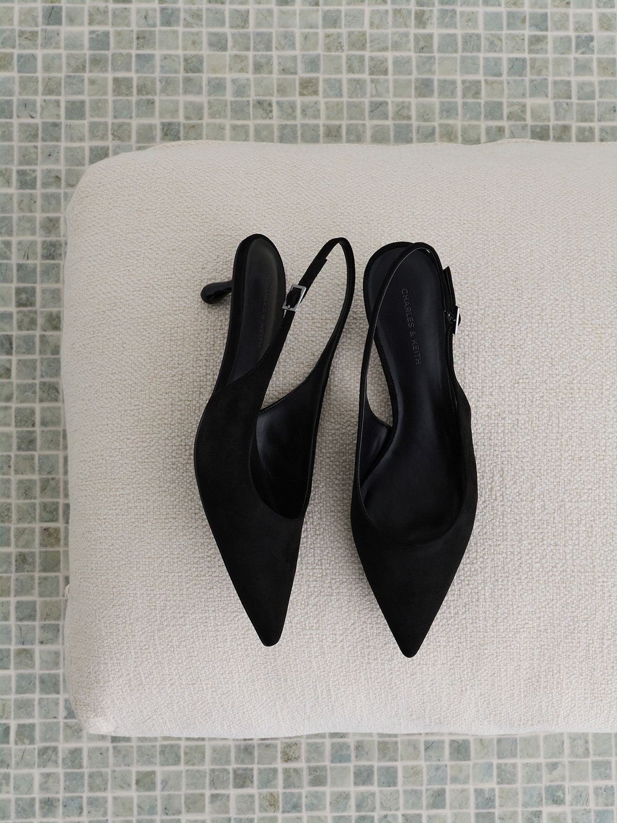 Escarpins en suédine cloutés à bout pointu - Noir Texturé - CHARLES & KEITH