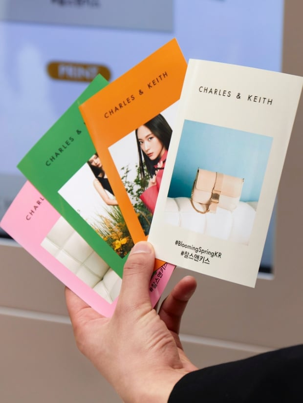 Women’s Wren acrylic chain-handle trapeze bag in brick and black - CHARLES & KEITH