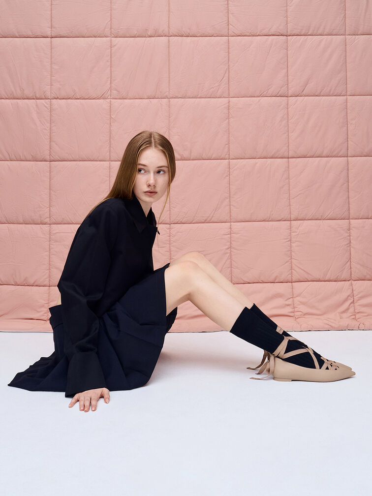 Flache Ballerinas harmonieren wunderbar mit einem kurzen Kleid 