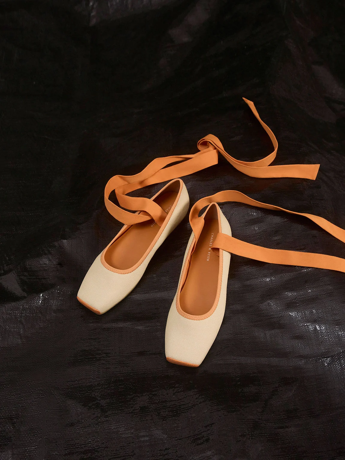 Damesballerina's van canvas met striksluiting in oranje - CHARLES & KEITH