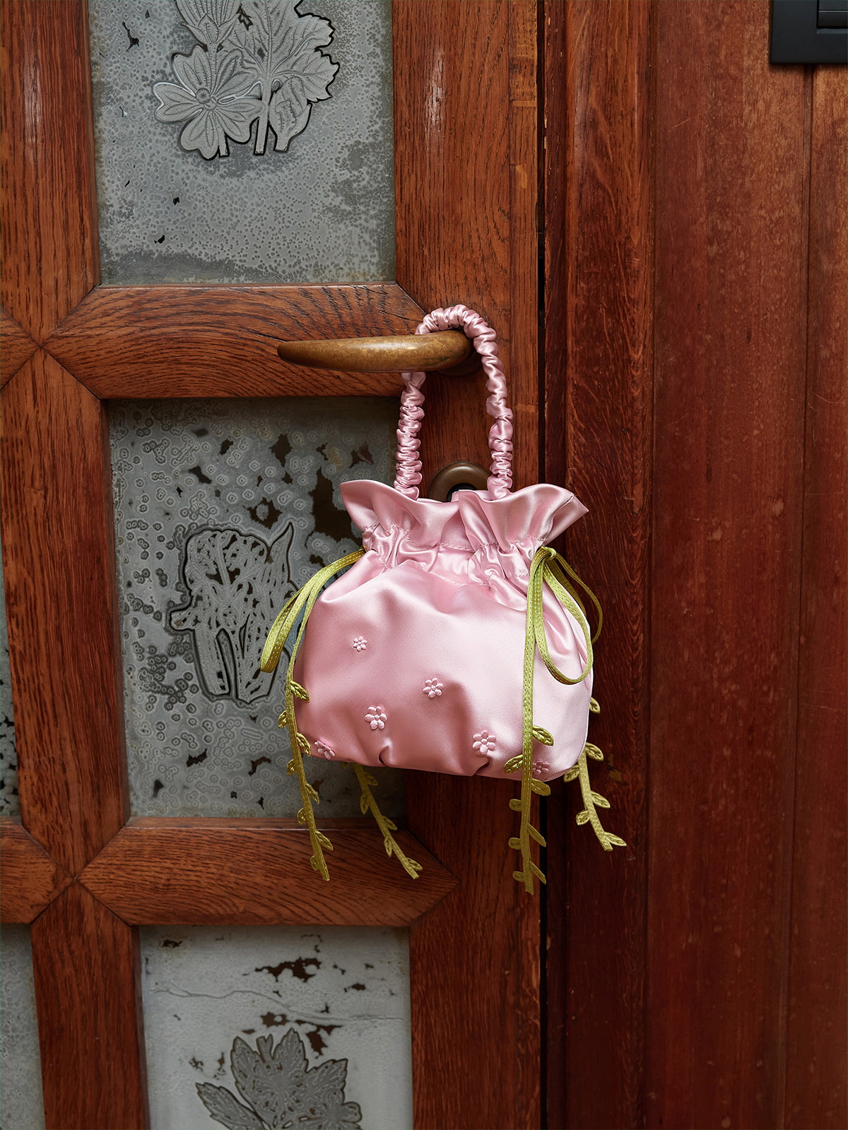 Borsa a secchiello in raso con motivo floreale a vite Mabel - Rosa - CHARLES & KEITH