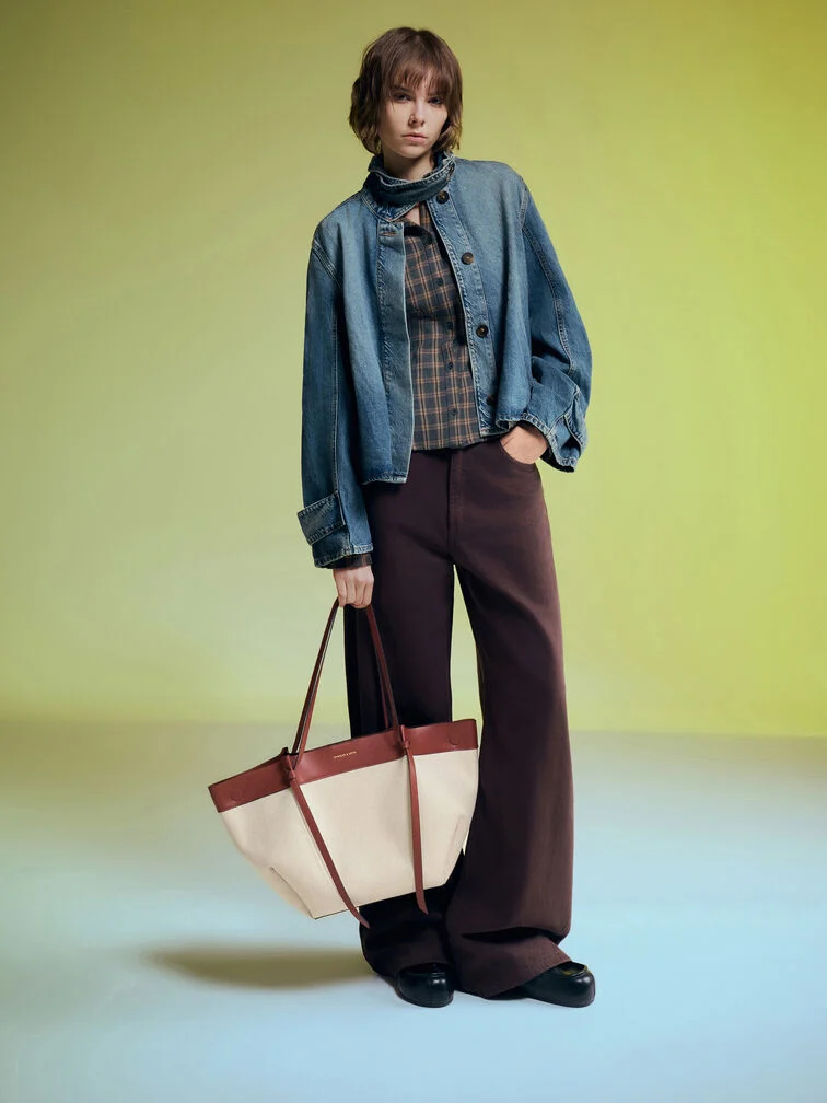En denimjakke er en alsidig klassiker, der kan bæres med mange forskellige studie-outfits.