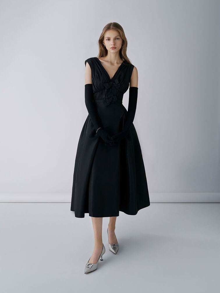 Glitzernde spitze Pumps kombiniert mit einem formellen schwarzen Kleid 