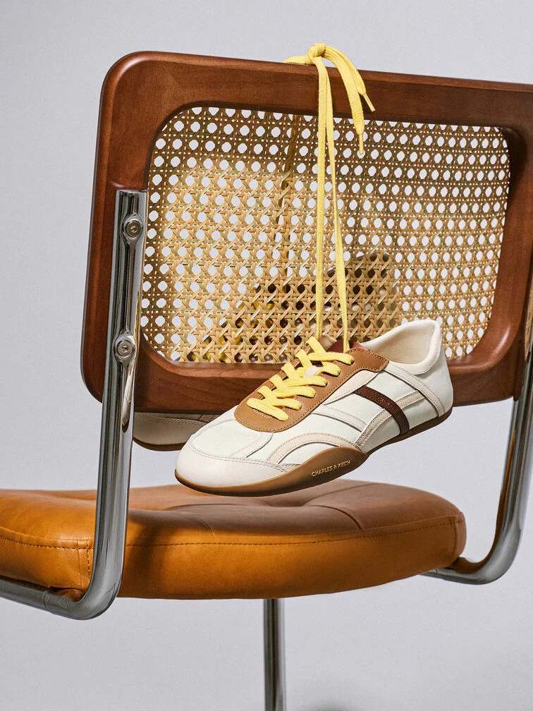 Dezente Low-Profile-Sneaker balancieren das Volumen von Wide-Leg-Hosen aus und sorgen für einen coolen, jugendlichen Look.