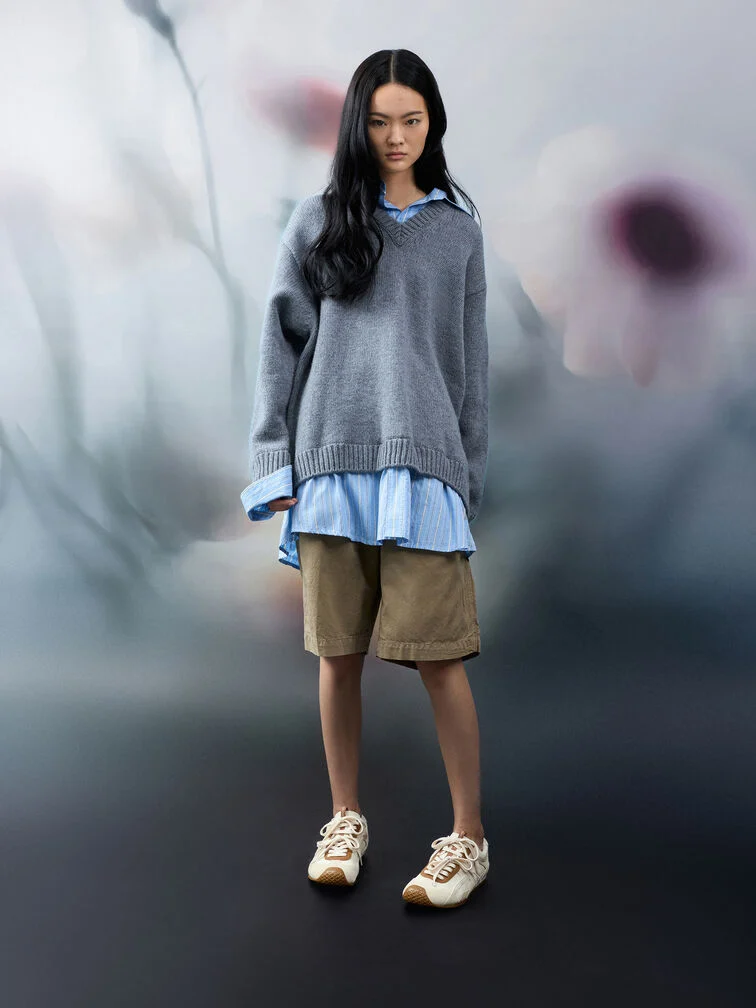 En oversized skjorte lagt over en oversized sweater og parret med jorts.