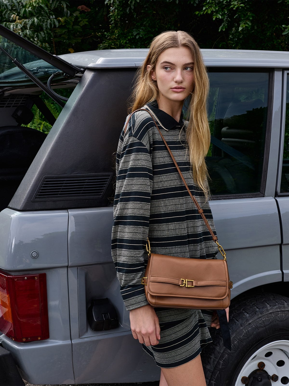 Gwynne Längliche Schultertasche mit Metall-Akzenten - Schwarz - CHARLES & KEITH