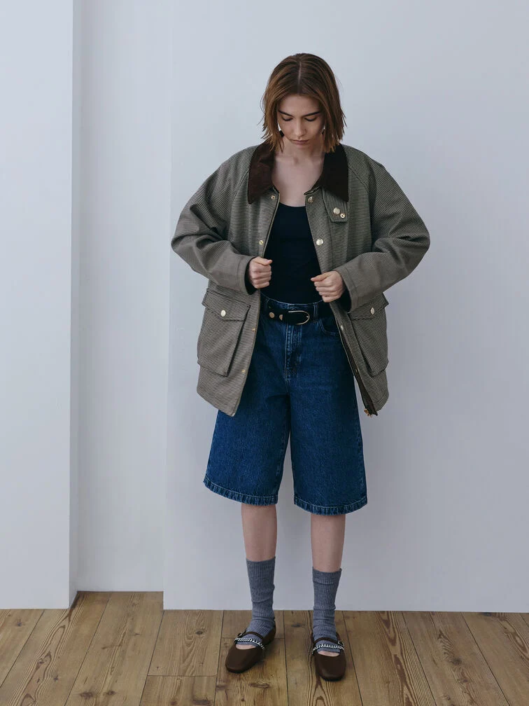 En oversized jakke over et afslappet top-og-jorts sæt.