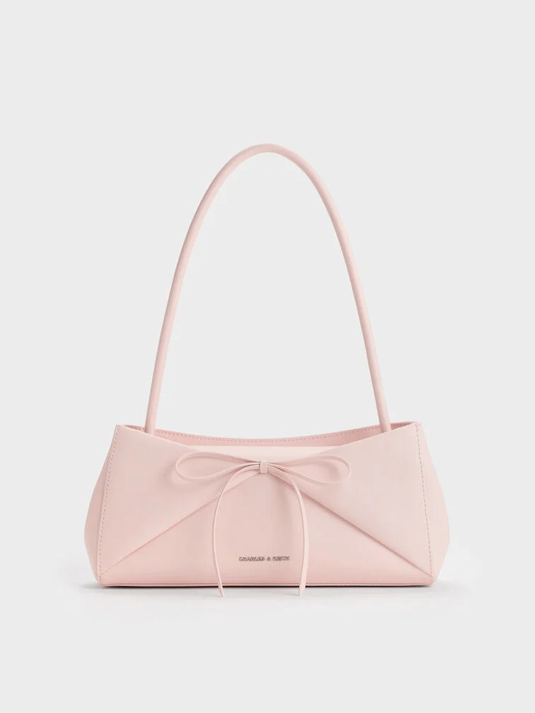 A classic carrier in a captivating colour like soft pink can make a stylish statement and brighten up your outfit.