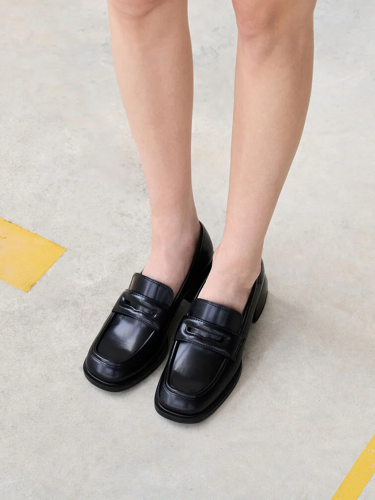 Schwarze Penny-Loafer-Pumps mit No-Show-Socken. 