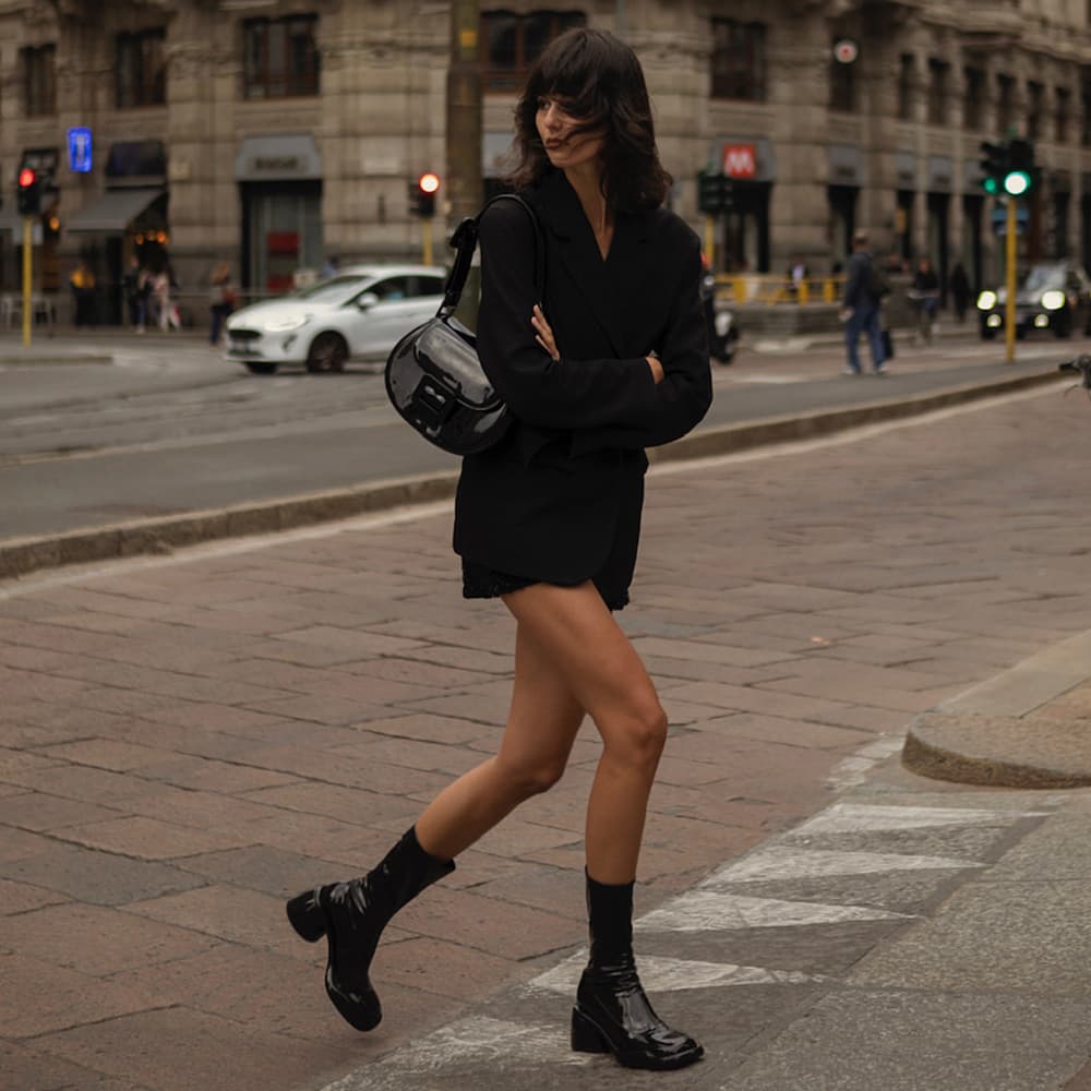 Die Lula Lack-Handtasche und Stiefel auf den Straßen von New York City und Mailand während der Fashion Week.