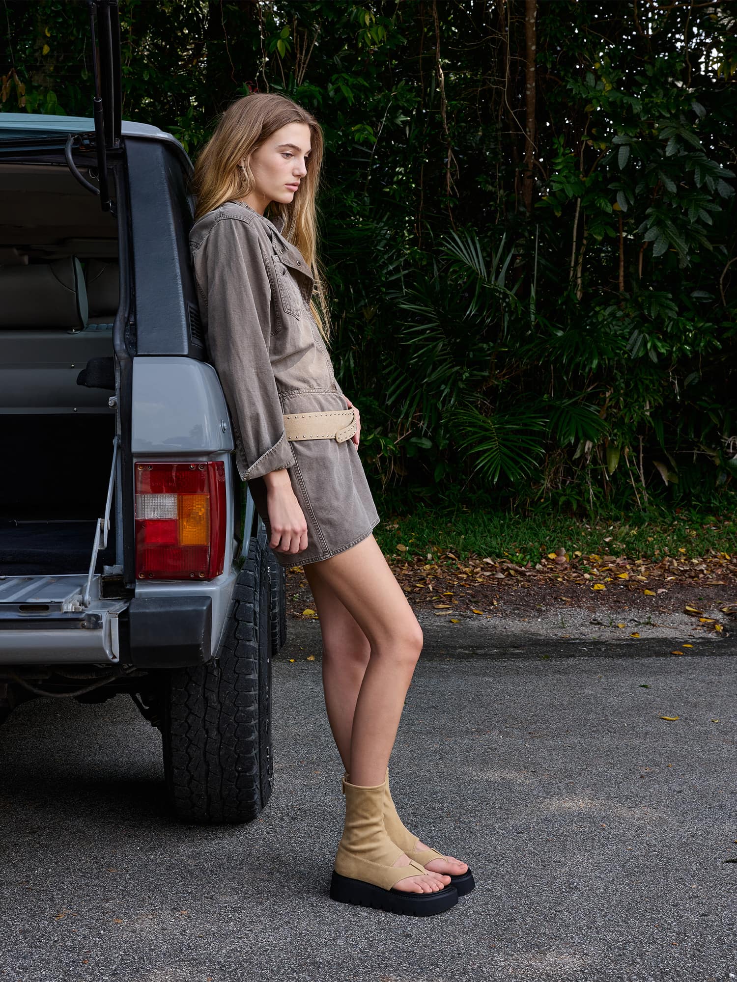Laine Plateau-Boot-Sandalen aus Wildleder-Imitat - Sandfarben - CHARLES & KEITH