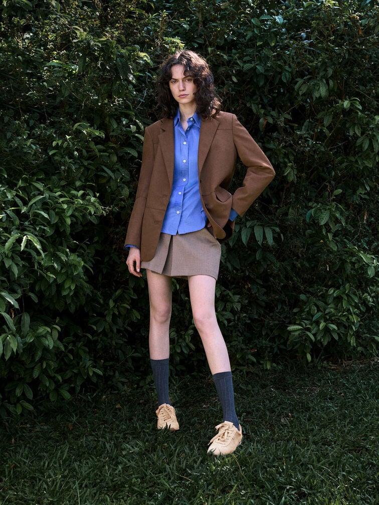 Akademicki look: sneakersy o niskim profilu połączone ze skarpetkami w stylu preppy.