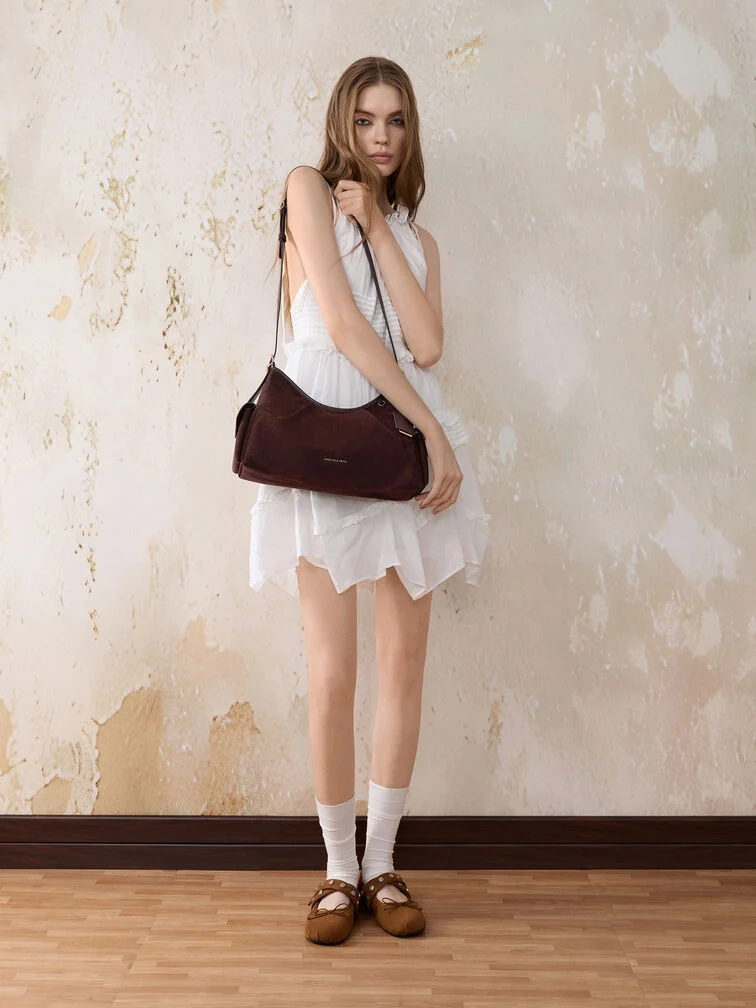Flats gestylt mit einem lässigen Minikleid 
