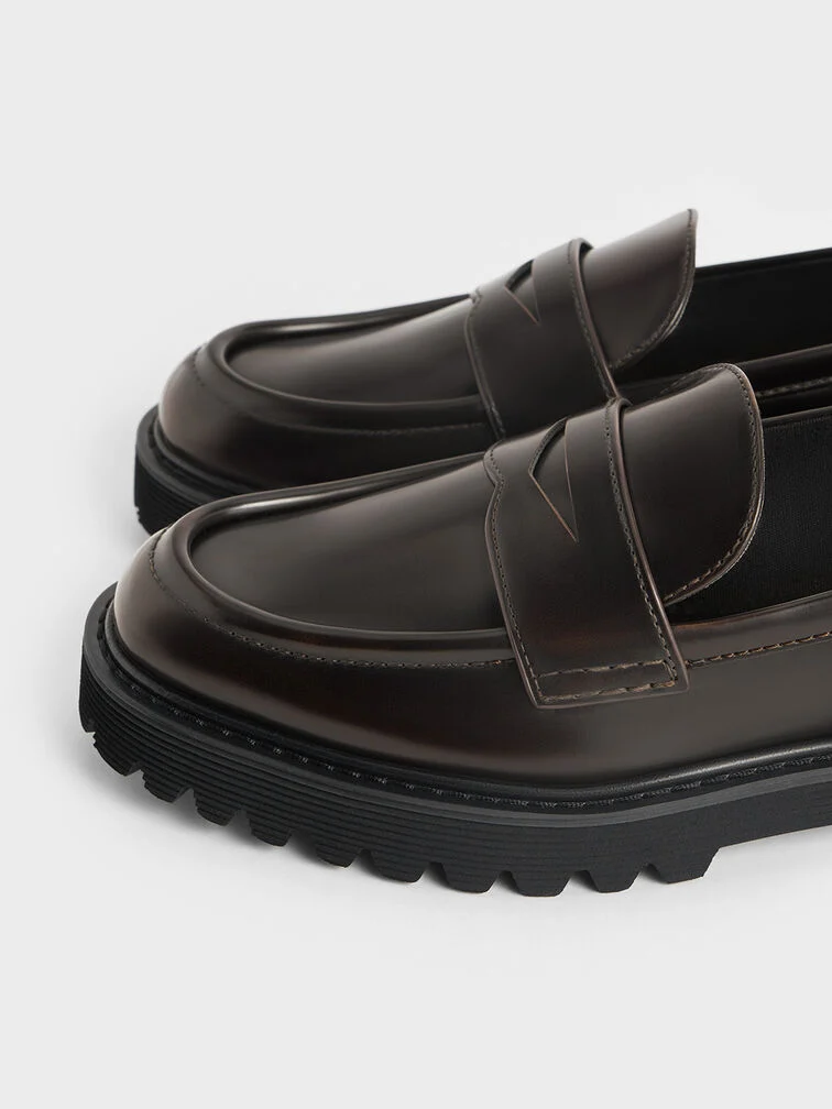 Klassische Penny Loafer zeichnen sich durch charakteristische Riemen mit Aussparung über dem Rüst aus.