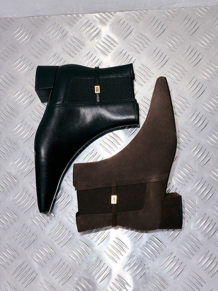 Spitze Ankle Boots sind ideal zu Wide-Leg-Hosen, da sie das Bein optisch strecken.