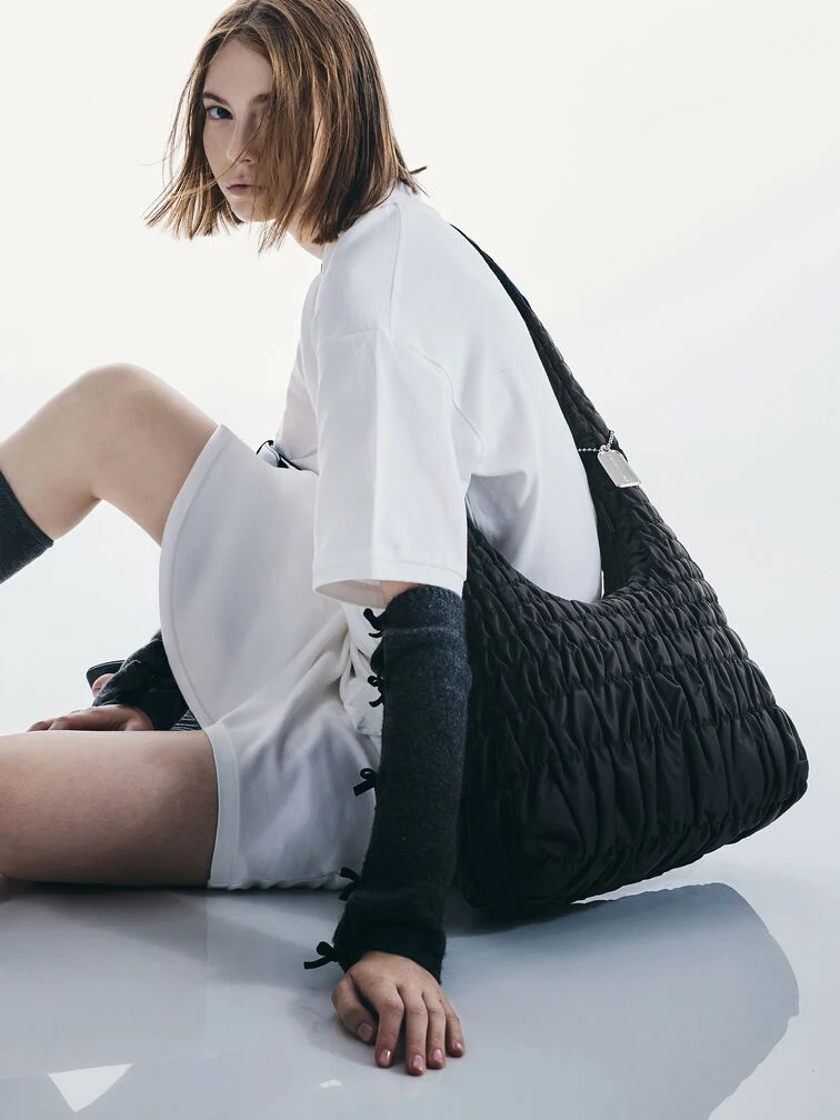 Schwarze Slouchy Crossbody Bag mit langem Riemen und gerafftem Finish.