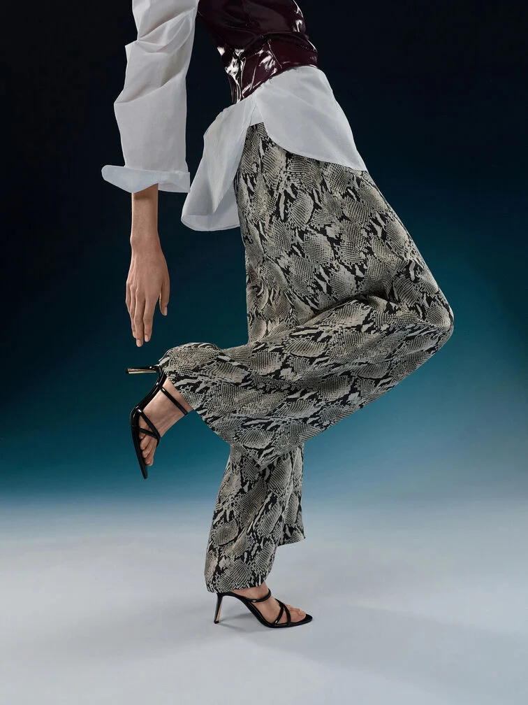 In Kombination mit Wide-Leg-Hosen sorgen Riemchen-Sandaletten für eine feminine Note und Leichtigkeit.