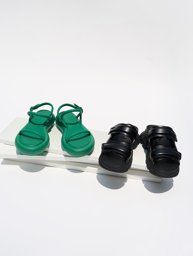 Sandales à semelle plateforme rembourée Keiko en vert et Sandales à enfiler à double bride Dash en noir - CHARLES & KEITH