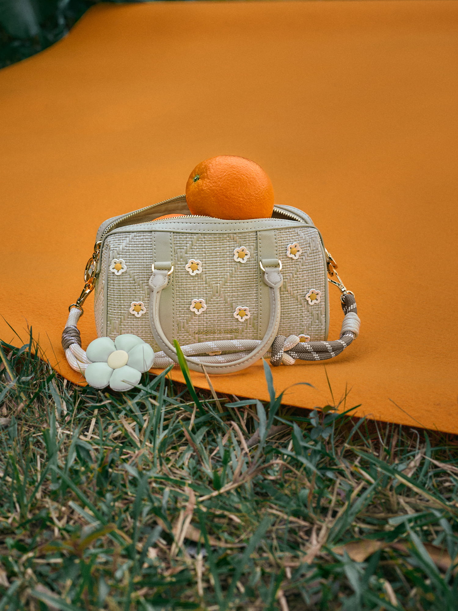 Philomena Bowling Bag aus Bast mit Blumen-Applikationen - Pale Olive - CHARLES & KEITH