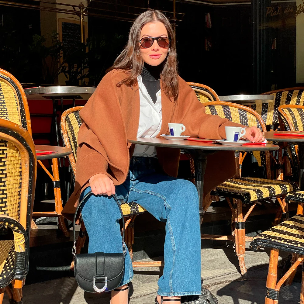 Kat Collings mit der Gabine Schultertasche auf der Paris Fashion Week.