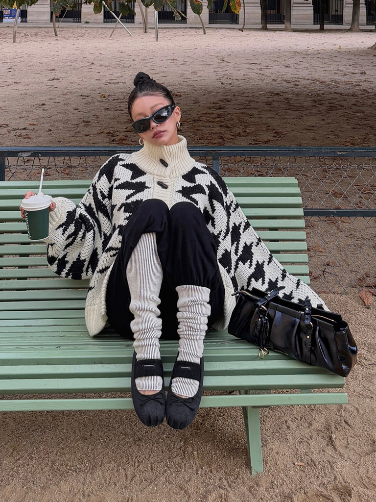 Britton Ruched Elongated Shoulder bag in black - CHARLES & KEITH