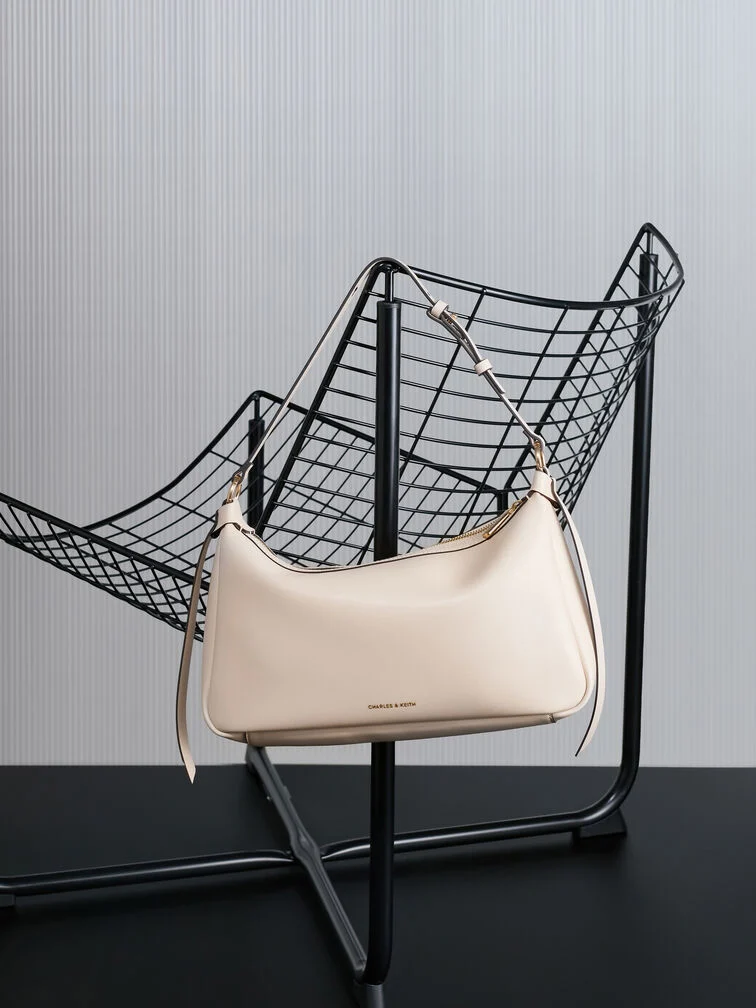 Slouchy Schultertasche in neutralem Farbton, perfekt für einen eleganten und zugleich lässigen Look.