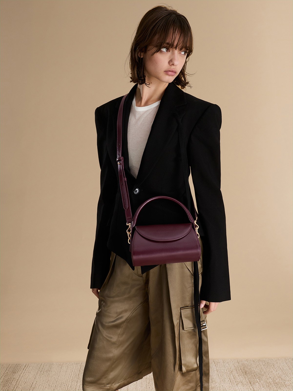 Kaila Tasche mit Frontklappe und Henkel - Wineberry Red- CHARLES & KEITH