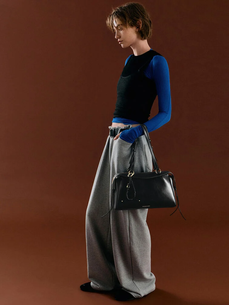 Die richtigen Schuhe zur Wide-Leg-Hose erden Ihren Look und schaffen eine attraktive Silhouette.