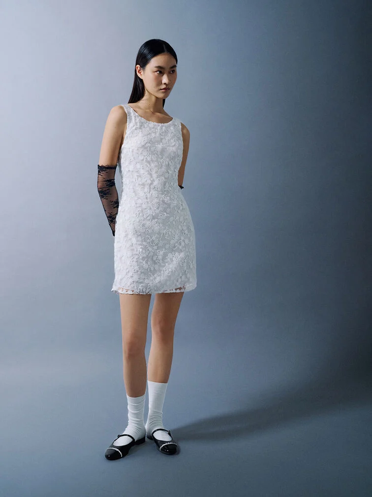 Alt-text (left): Une femme portant des mules plates à bout contrastant, associées à des chaussettes classiques blanches.