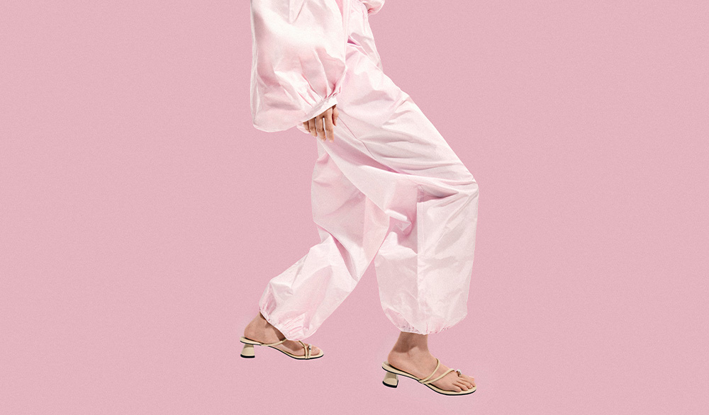 Women’s Metallic-Accent Strappy Toe-Ring Heeled sandals in chalk - CHARLES & KEITH