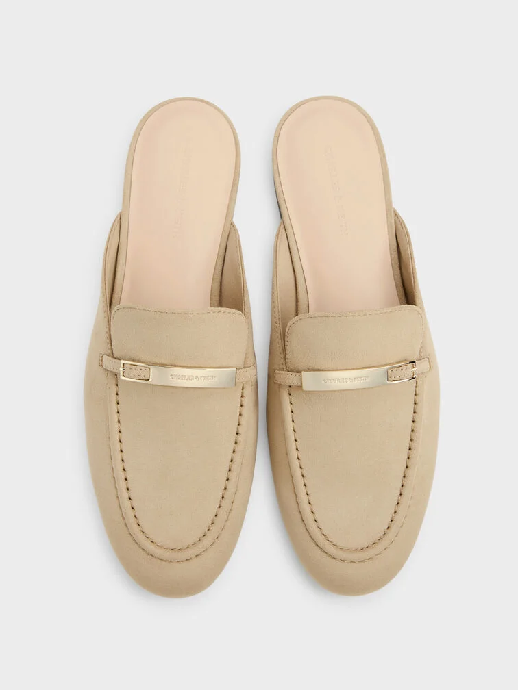 Klassische Penny Loafer zeichnen sich durch charakteristische Riemen mit Aussparung über dem Rüst aus.