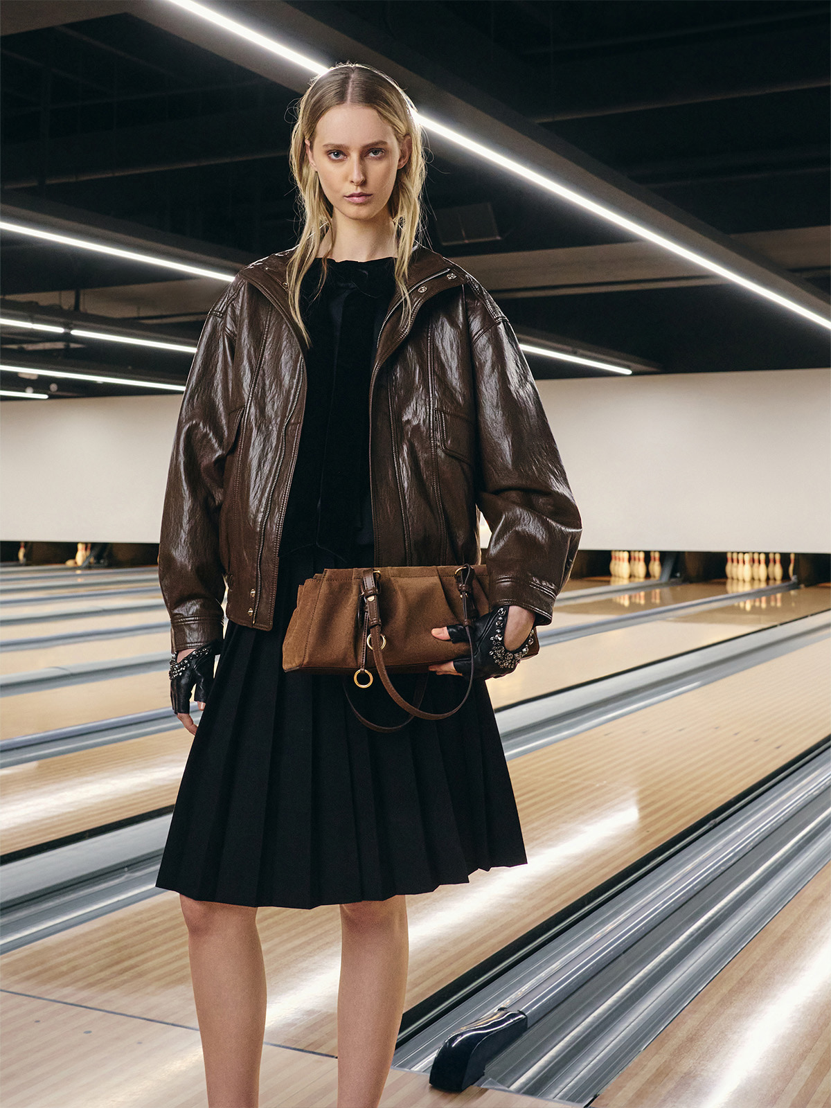 Britton geraffte längliche Schultertasche aus recyceltem Wildleder - Mocha Brown - CHARLES & KEITH