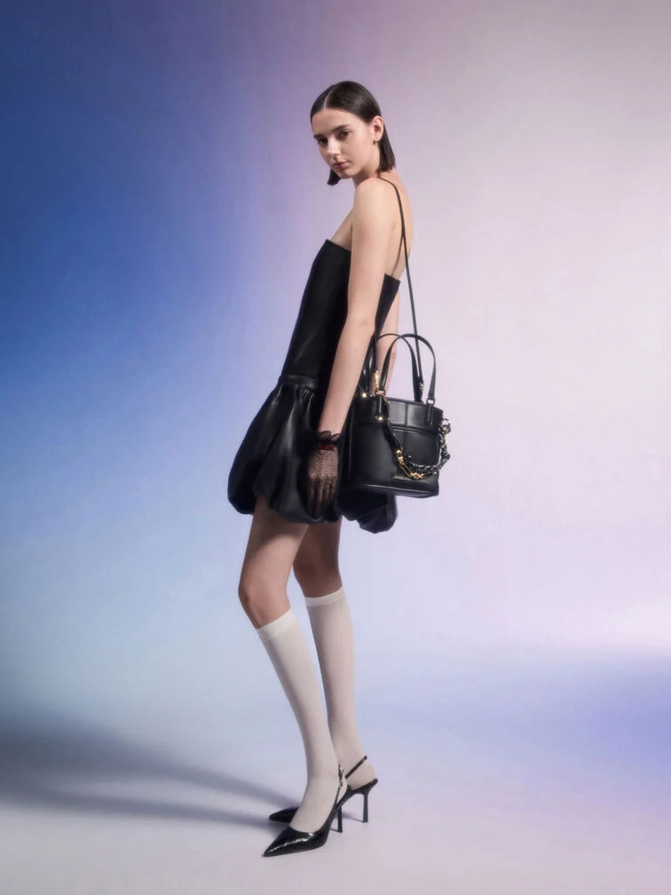 Ein kleines Schwarzes und schwarze Pumps für ein sicheres, partygerechtes Outfit