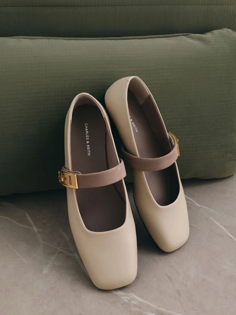 Klassische Mary Jane Ballerinas mit Schnallenriemen über dem Spann.