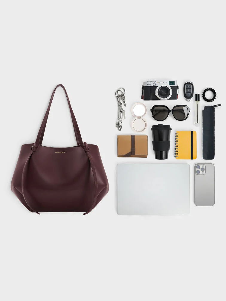 En rummelig tote-taske, der har plads til bærbar, vandflaske og andre daglige essentials.