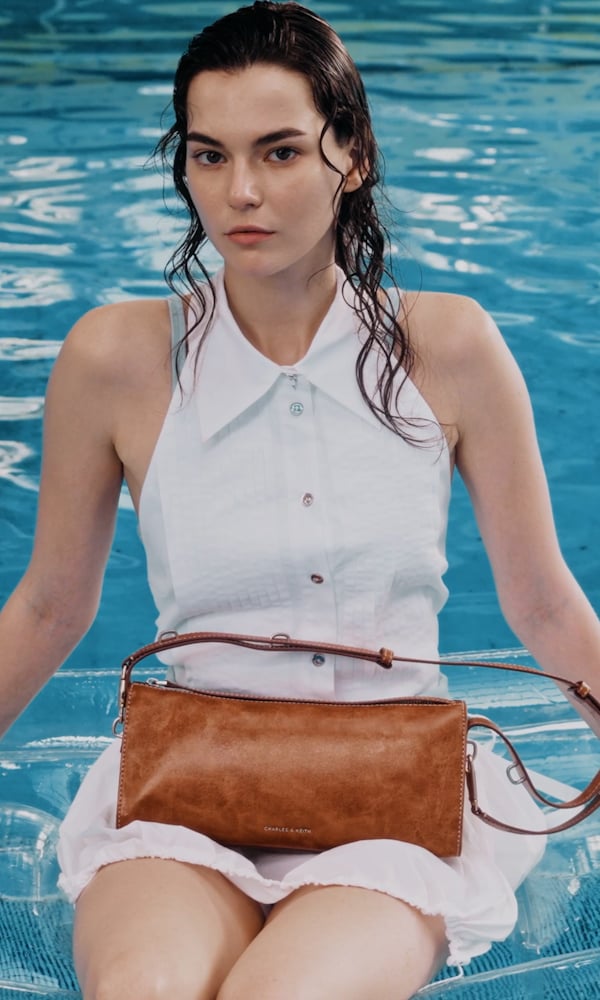 Delfina längliche Umhängetasche - Distressed Tan - CHARLES & KEITH